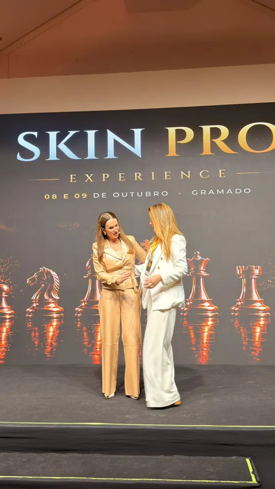 Dra. Geisiane em palco do Skin Pro Experience